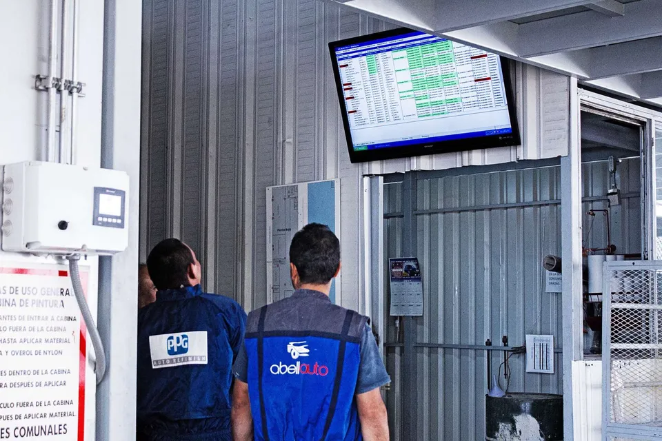 Técnicos de Abellauto con uniforme en el taller