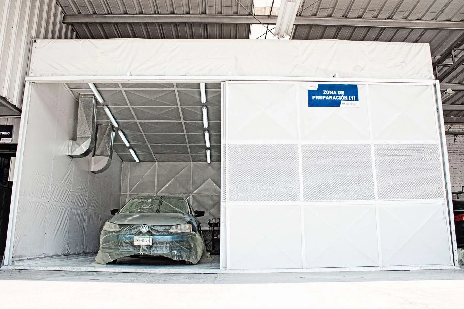 Pintura de un auto en el taller Abellauto